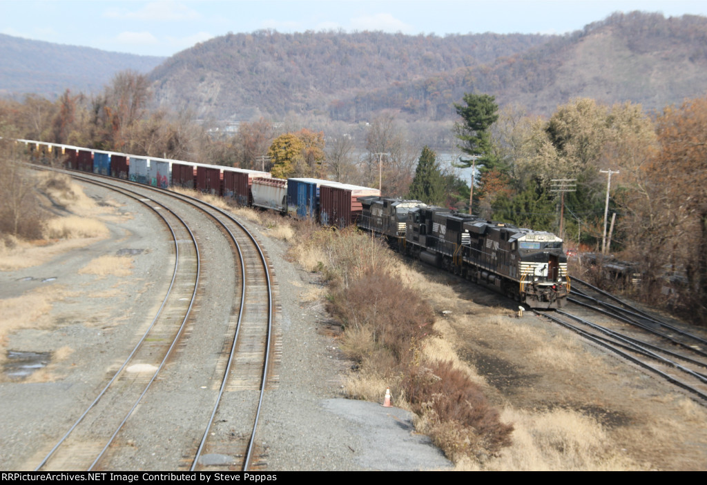 NS 7618 leads train 11Z into Enola yard